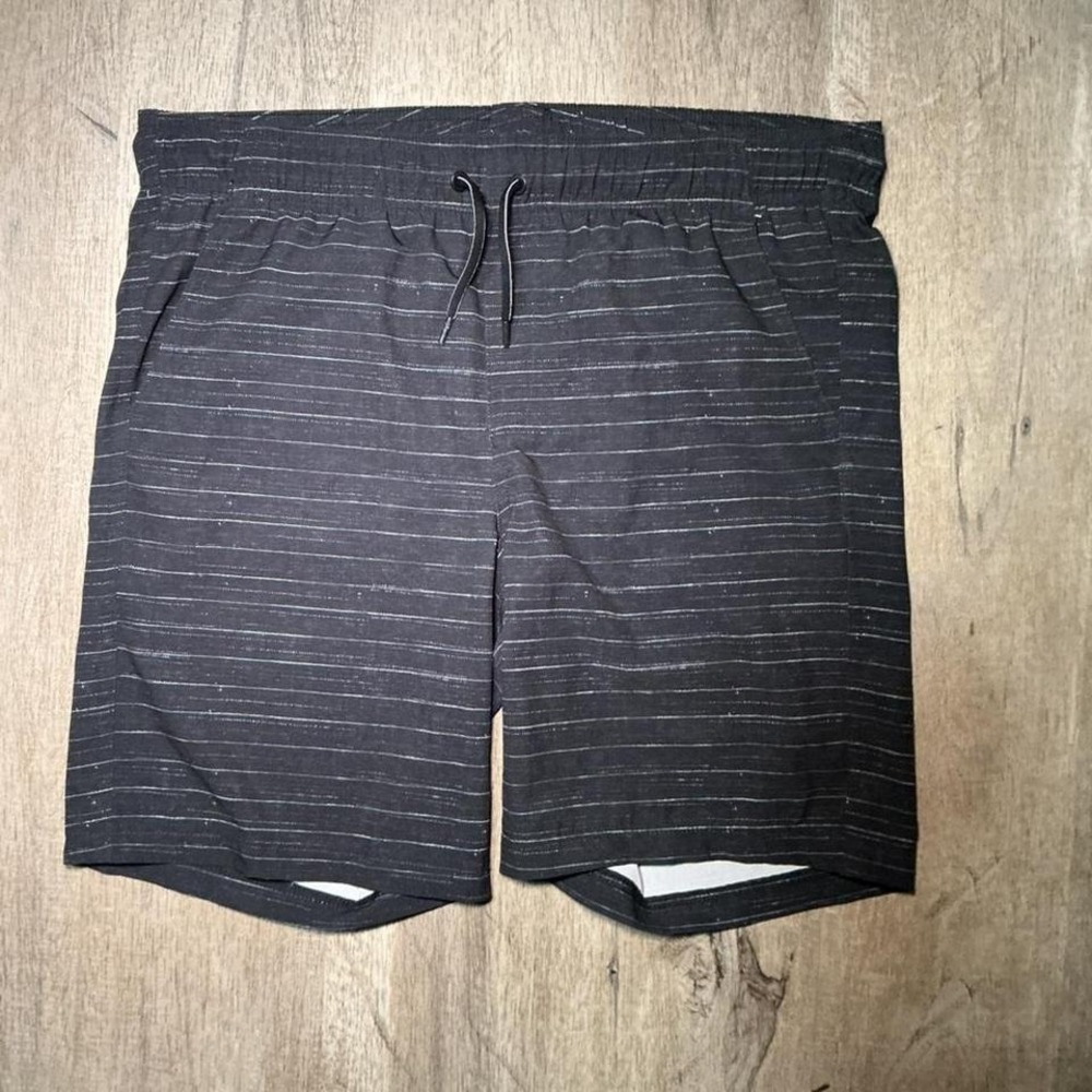 Grey striped shorts with drawstring waistband and pockets. Size: S
